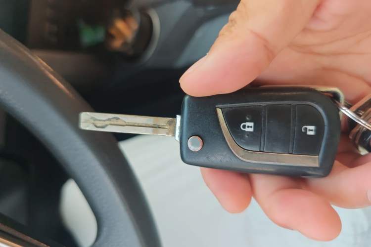 Used Toyota RAV4 2015 2.0L CVT Two-Wheel Drive Fashion Edition Vehicle Key