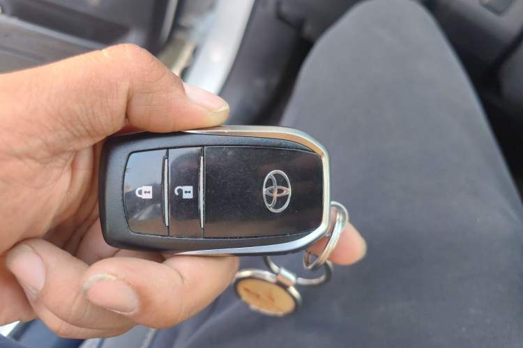 Used Toyota RAV4 2015 2.5L Automatic 4x4 Elite Edition Vehicle Key