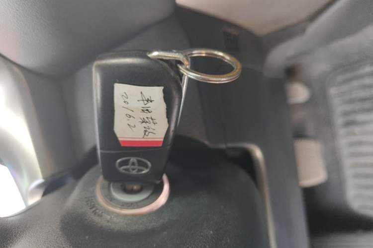 Used Toyota RAV4 2015 2.0L CVT Two-Wheel Drive Fashion Edition Vehicle Key