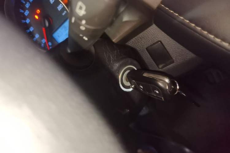Used Toyota RAV4 2015 2.0L CVT Two-Wheel Drive Fashion Edition Vehicle Key