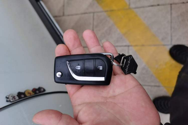 Used Toyota RAV4 2015 2.0L CVT Two-Wheel Drive Fashion Edition Vehicle Key