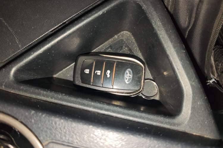 Used Toyota RAV4 2015 2.0L CVT Two-Wheel Drive Fashion Edition Vehicle Key