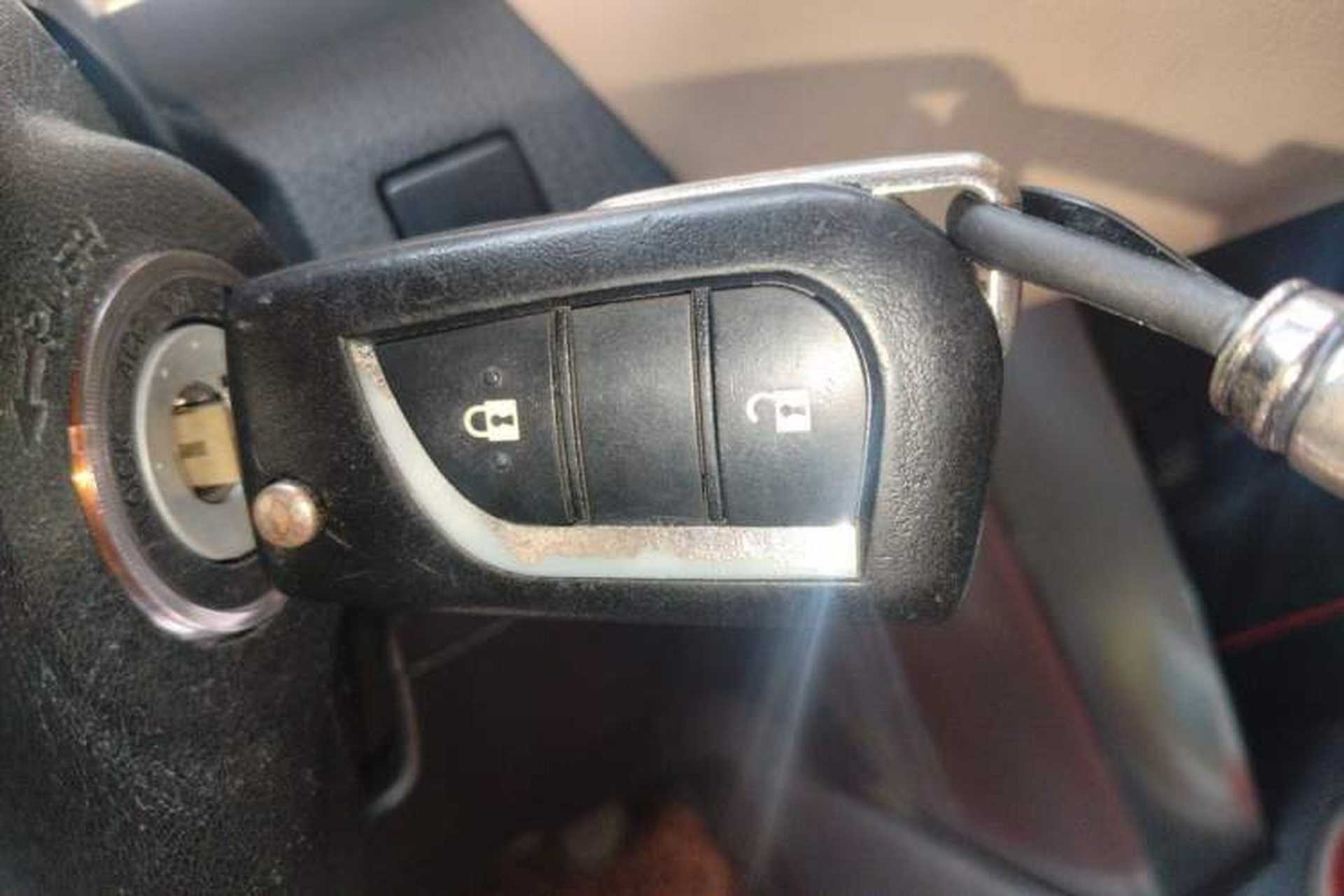 Used Toyota RAV4 2015 2.0L CVT Two-Wheel Drive Fashion Edition Vehicle Key