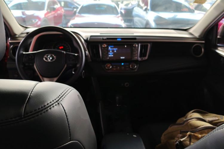 Used Toyota RAV4 2015 2.0L CVT Two-Wheel Drive Fashion Edition Center Console