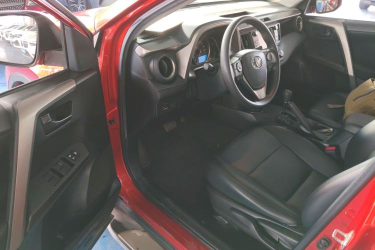 Used Toyota RAV4 2015 2.0L CVT Two-Wheel Drive Fashion Edition Driver Seat