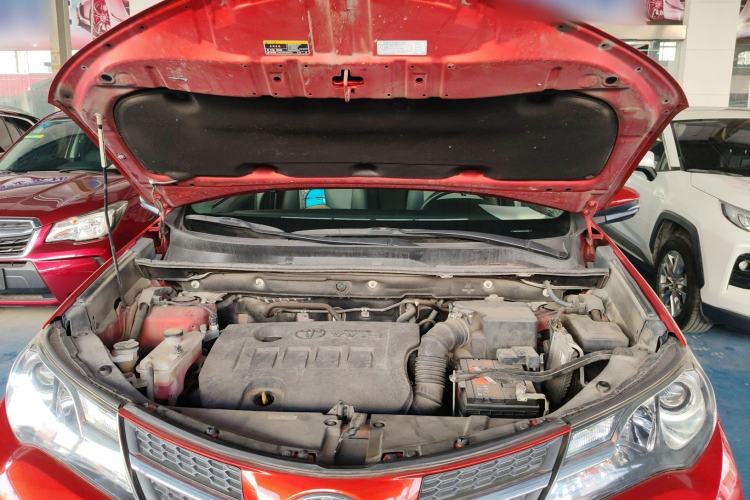 Used Toyota RAV4 2015 2.0L CVT Two-Wheel Drive Fashion Edition Engine Bay