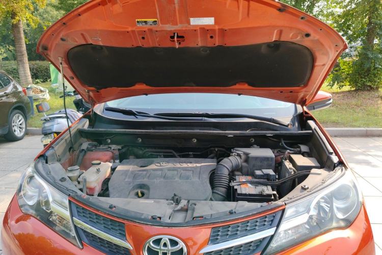 Used Toyota RAV4 2015 2.0L CVT Two-Wheel Drive Fashion Edition Engine Bay