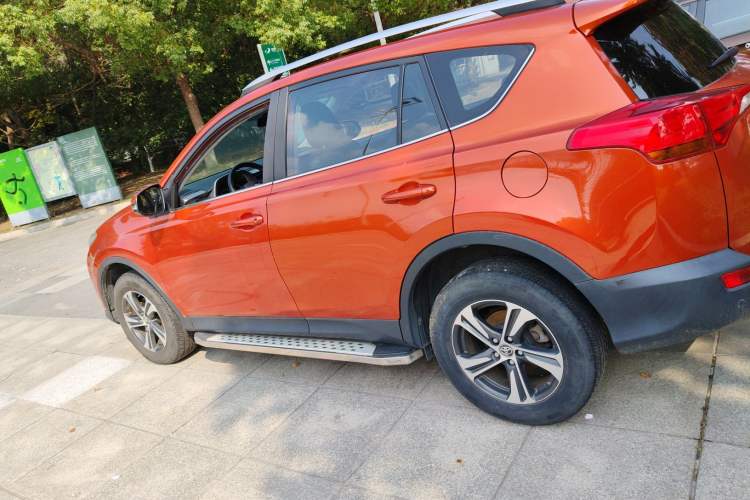 Used Toyota RAV4 2015 2.0L CVT Two-Wheel Drive Fashion Edition Exterior 3