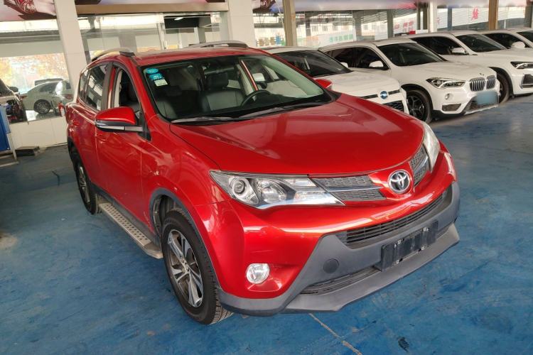 Used Toyota RAV4 2015 2.0L CVT Two-Wheel Drive Fashion Edition Front Right 45 Deg