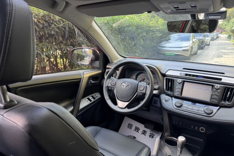Used Toyota RAV4 2015 2.0L CVT Four-Wheel Drive New Edition Interior 1