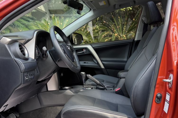 Used Toyota RAV4 2015 2.0L CVT Four-Wheel Drive New Edition Interior 2