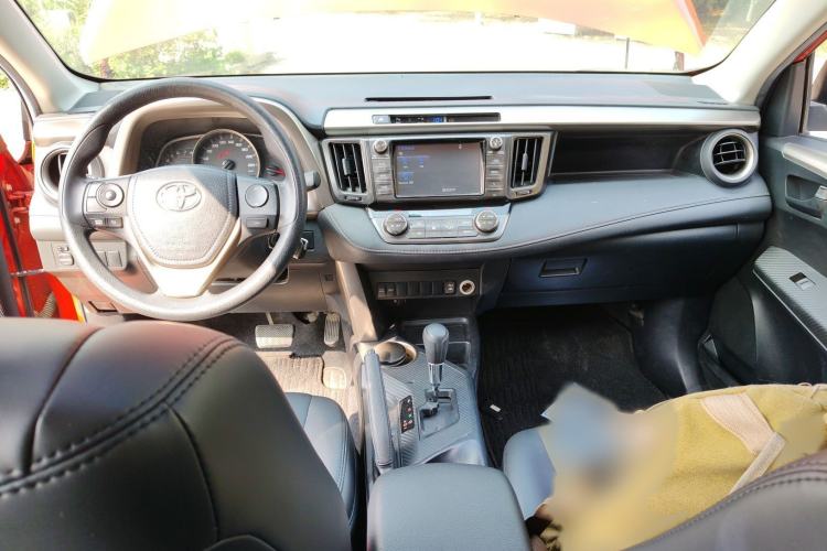 Used Toyota RAV4 2015 2.0L CVT Two-Wheel Drive Fashion Edition Interior 2