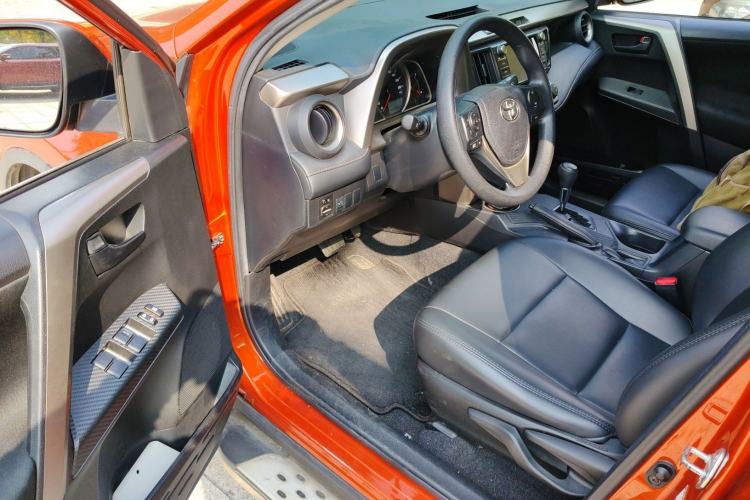 Used Toyota RAV4 2015 2.0L CVT Two-Wheel Drive Fashion Edition Interior 3