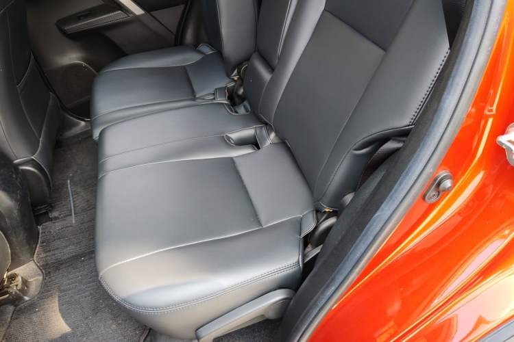 Used Toyota RAV4 2015 2.0L CVT Two-Wheel Drive Fashion Edition Interior 4