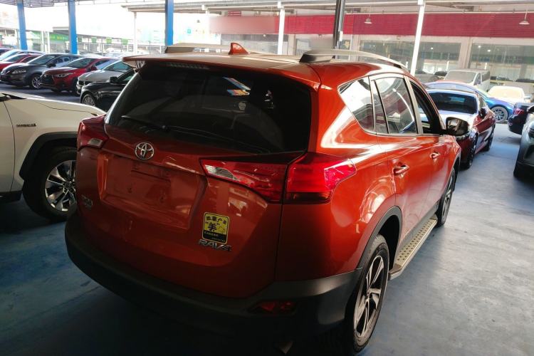 Used Toyota RAV4 2015 2.0L CVT Two-Wheel Drive Fashion Edition Rear Right 45 Deg