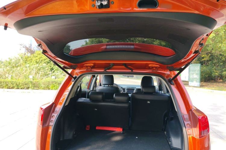 Used Toyota RAV4 2015 2.0L CVT Two-Wheel Drive Fashion Edition Trunk