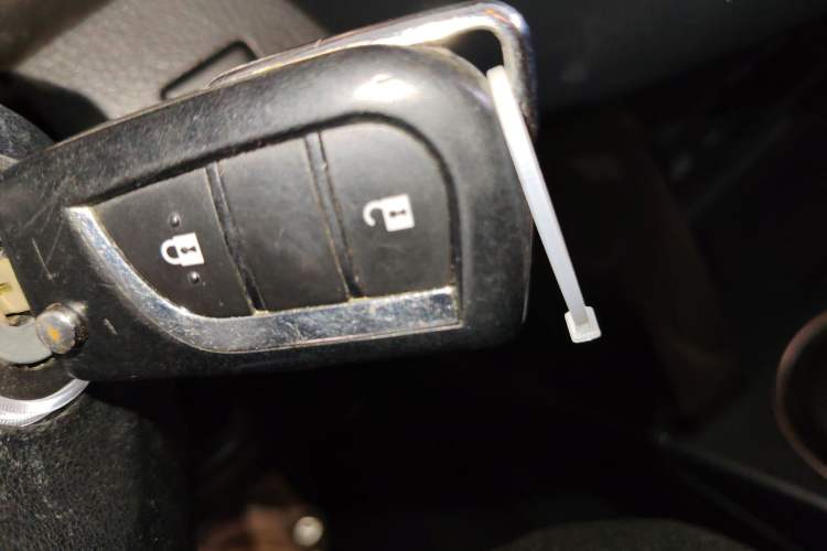 Used Toyota RAV4 2015 2.0L CVT Two-Wheel Drive Fashion Edition Vehicle Key