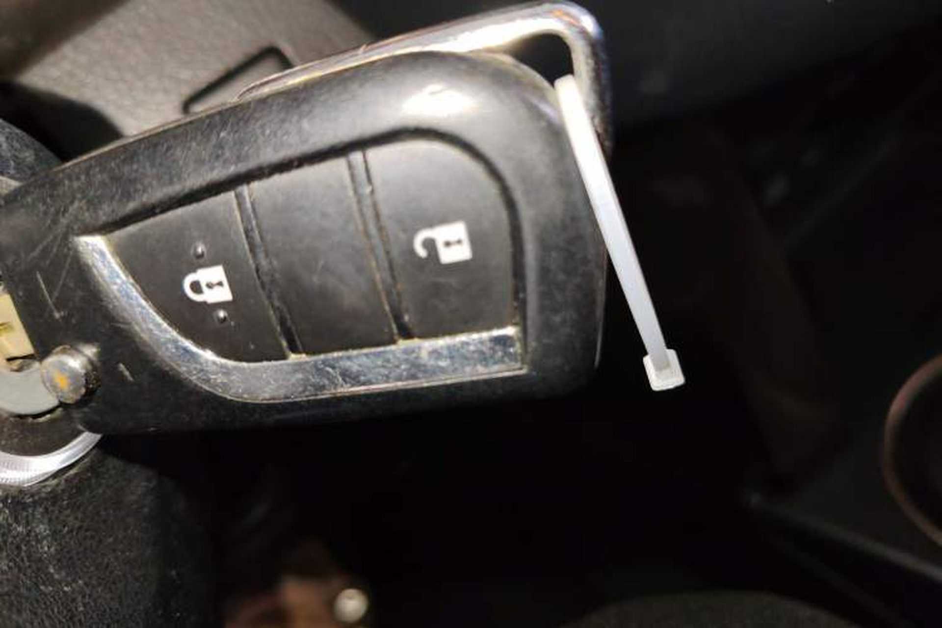 Used Toyota RAV4 2015 2.0L CVT Two-Wheel Drive Fashion Edition Vehicle Key