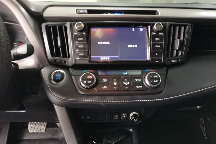 Used Toyota RAV4 2016 2.0L CVT Two-Wheel Drive Fashion Edition China V Standard Audio And AC Panel