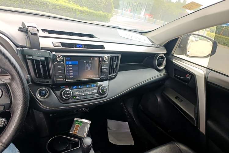 Used Toyota RAV4 2016 2.0L CVT Two-Wheel Drive Fashion Edition China V Standard Audio And AC Panel