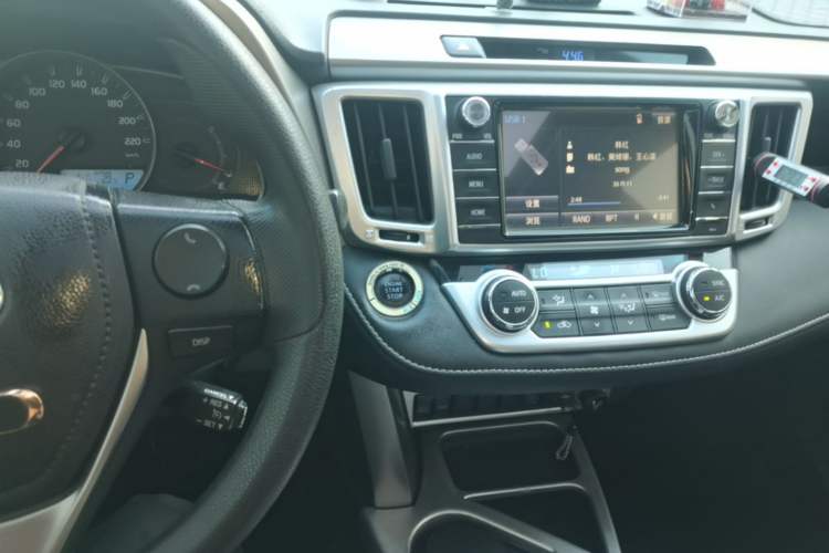 Used Toyota RAV4 2016 2.0L CVT Two-Wheel Drive Fashion Edition China V Standard Audio And AC Panel