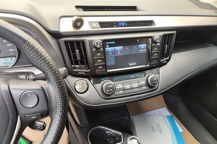 Used Toyota RAV4 2016 2.0L CVT Two-Wheel Drive Fashion Edition China V Standard Audio And AC Panel