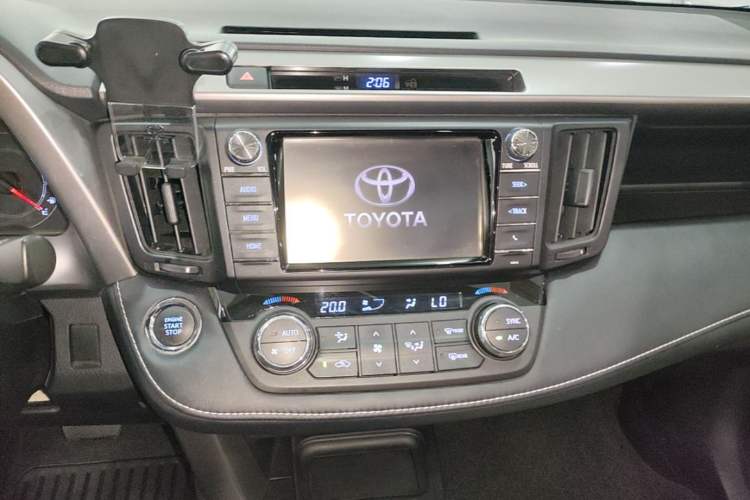 Used Toyota RAV4 2016 2.0L CVT Two-Wheel Drive Fashion Edition China V Standard Audio And AC Panel