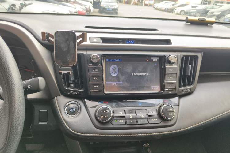 Used Toyota RAV4 2016 2.0L CVT Two-Wheel Drive Fashion Edition China V Standard Audio And AC Panel
