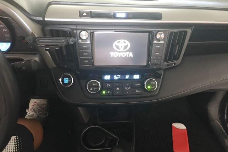 Used Toyota RAV4 2016 2.0L CVT Two-Wheel Drive Fashion Edition China V Standard Audio And AC Panel
