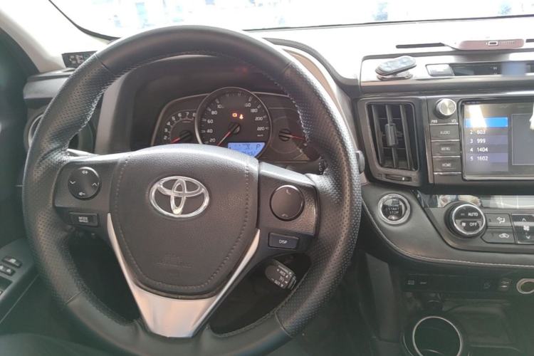 Used Toyota RAV4 2016 2.0L CVT Two-Wheel Drive Fashion Edition China V Standard Center Console