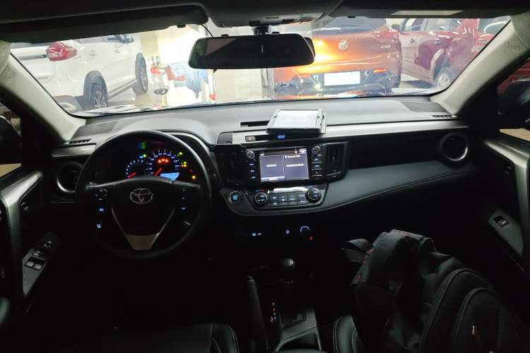 Used Toyota RAV4 2016 2.0L CVT Two-Wheel Drive Fashion Edition China V Standard Center Console