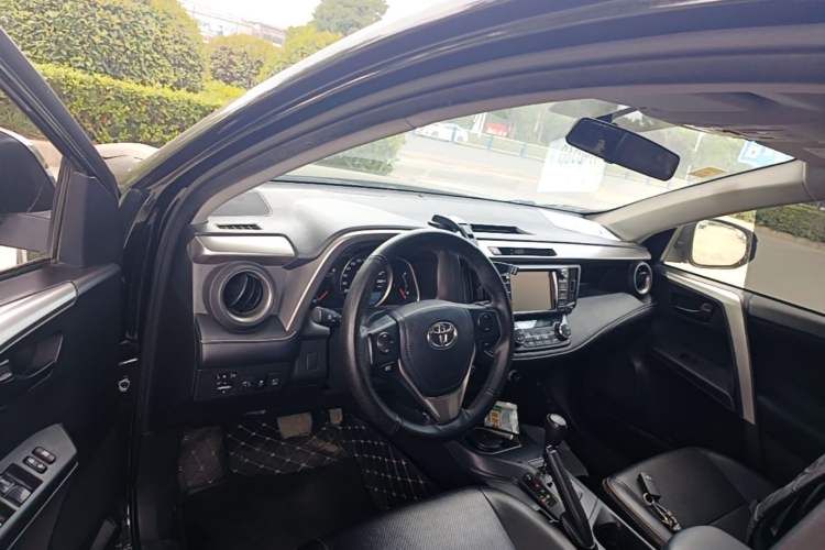 Used Toyota RAV4 2016 2.0L CVT Two-Wheel Drive Fashion Edition China V Standard Center Console