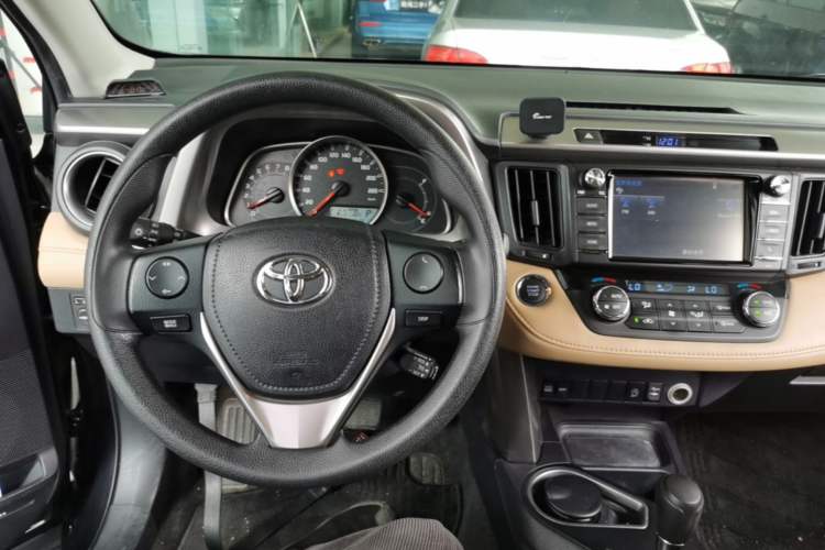 Used Toyota RAV4 2016 2.0L CVT Two-Wheel Drive Fashion Edition China V Standard Center Console