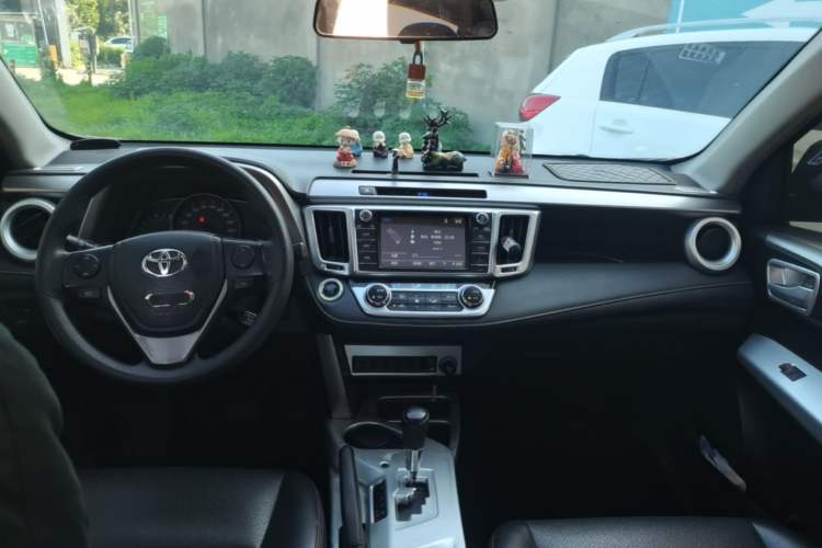 Used Toyota RAV4 2016 2.0L CVT Two-Wheel Drive Fashion Edition China V Standard Center Console
