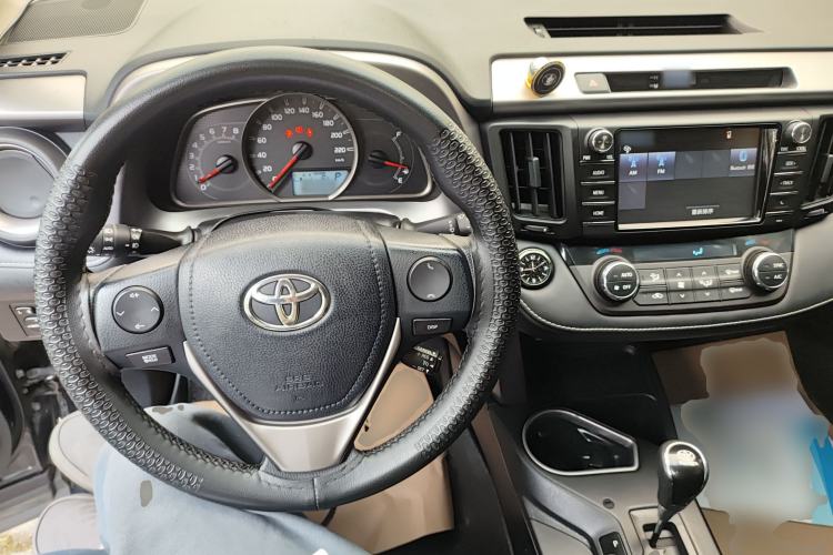 Used Toyota RAV4 2016 2.0L CVT Two-Wheel Drive Fashion Edition China V Standard Center Console