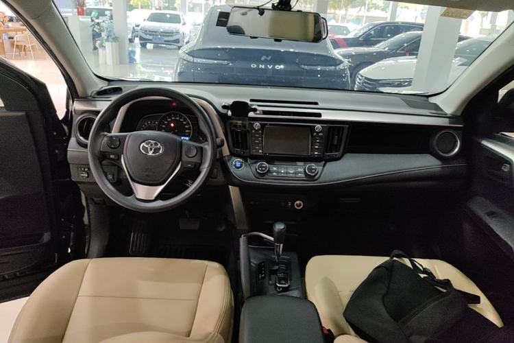 Used Toyota RAV4 2016 2.0L CVT Two-Wheel Drive Fashion Edition China V Standard Center Console