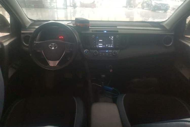 Used Toyota RAV4 2016 2.0L CVT Two-Wheel Drive Fashion Edition China V Standard Center Console