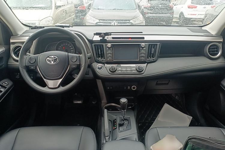 Used Toyota RAV4 2016 2.0L CVT Two-Wheel Drive Fashion Edition China V Standard Center Console