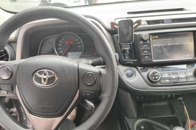 Used Toyota RAV4 2016 2.0L CVT Two-Wheel Drive Fashion Edition China V Standard Center Console