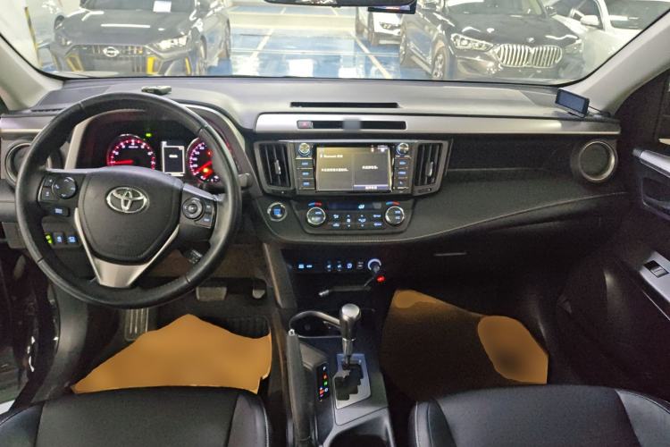 Used Toyota RAV4 2016 2.0L CVT Two-Wheel Drive Smart Edition China V Standard Center Console