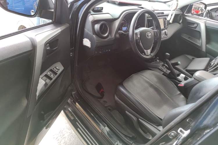 Used Toyota RAV4 2016 2.0L CVT Two-Wheel Drive Fashion Edition China V Standard Driver Seat