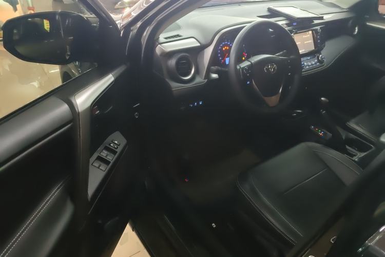 Used Toyota RAV4 2016 2.0L CVT Two-Wheel Drive Fashion Edition China V Standard Driver Seat