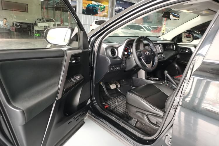 Used Toyota RAV4 2016 2.0L CVT Two-Wheel Drive Fashion Edition China V Standard Driver Seat