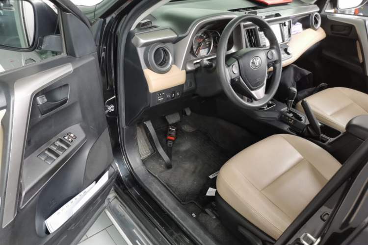Used Toyota RAV4 2016 2.0L CVT Two-Wheel Drive Fashion Edition China V Standard Driver Seat
