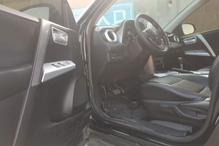 Used Toyota RAV4 2016 2.0L CVT Two-Wheel Drive Fashion Edition China V Standard Driver Seat