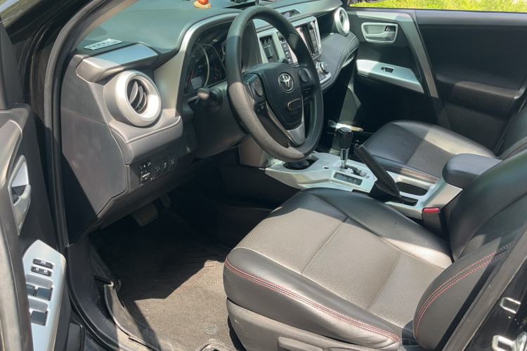 Used Toyota RAV4 2016 2.0L CVT Two-Wheel Drive Fashion Edition China V Standard Driver Seat