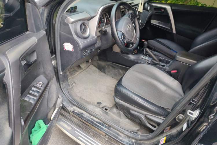 Used Toyota RAV4 2016 2.0L CVT Two-Wheel Drive Fashion Edition China V Standard Driver Seat