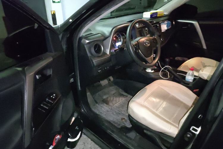 Used Toyota RAV4 2016 2.0L CVT Two-Wheel Drive Fashion Edition China V Standard Driver Seat