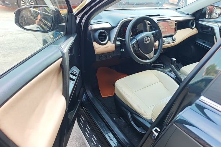 Used Toyota RAV4 2016 2.0L CVT Two-Wheel Drive Fashion Edition China V Standard Driver Seat