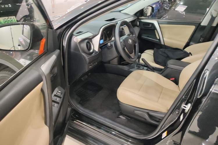 Used Toyota RAV4 2016 2.0L CVT Two-Wheel Drive Fashion Edition China V Standard Driver Seat